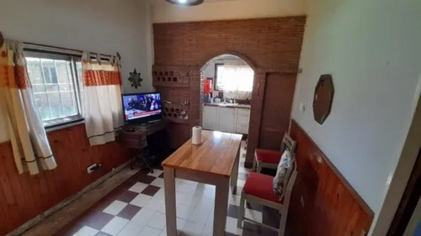 Venta - Robusta Y Solida Casa En Lindo Barrio 3 Dormitorios Jardin Cochera Varios Vehiculos