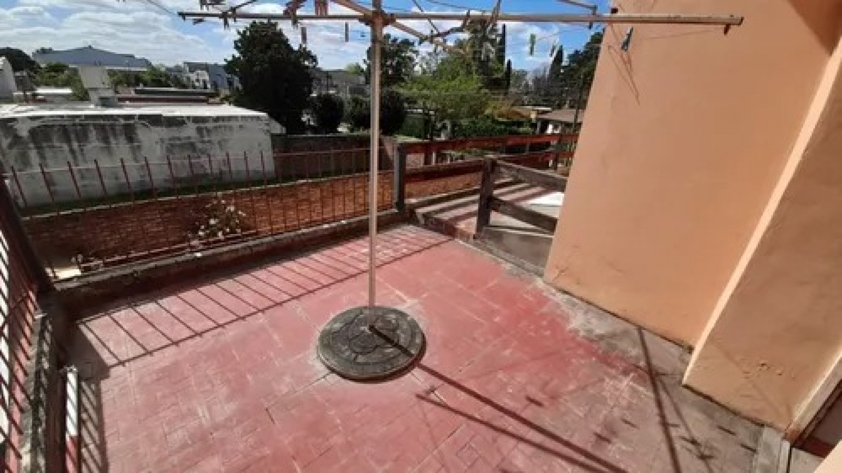 Venta - Robusta Y Solida Casa En Lindo Barrio 3 Dormitorios Jardin Cochera Varios Vehiculos