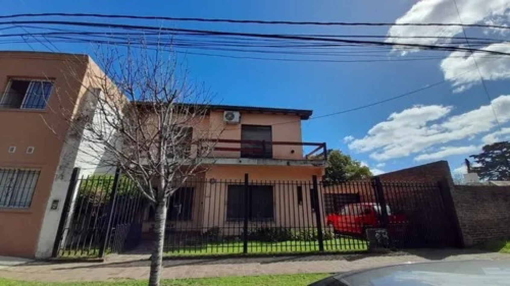 Venta - Robusta Y Solida Casa En Lindo Barrio 3 Dormitorios Jardin Cochera Varios Vehiculos