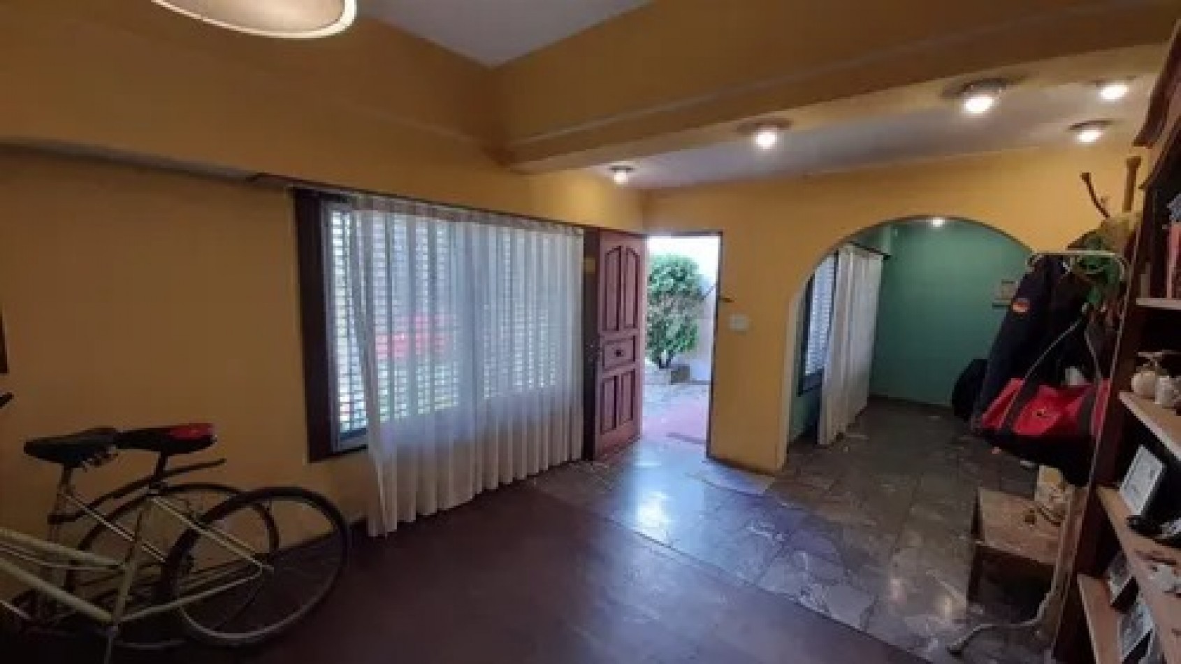 Venta - Robusta Y Solida Casa En Lindo Barrio 3 Dormitorios Jardin Cochera Varios Vehiculos