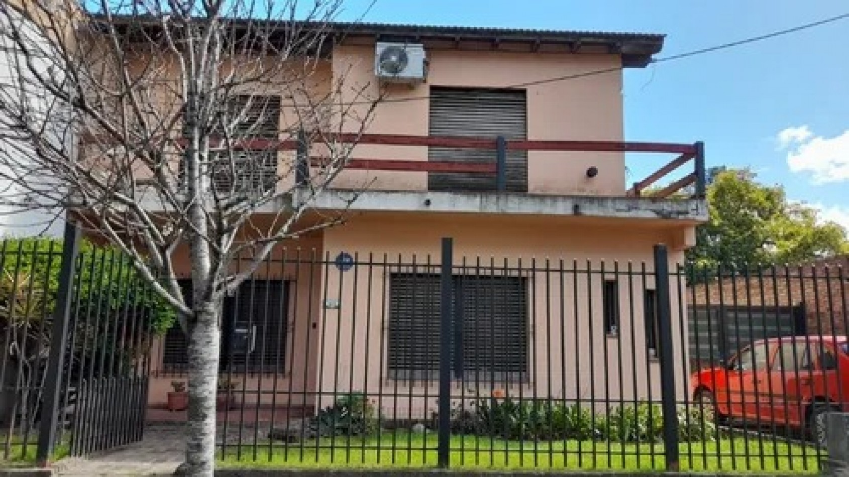 Venta - Robusta Y Solida Casa En Lindo Barrio 3 Dormitorios Jardin Cochera Varios Vehiculos