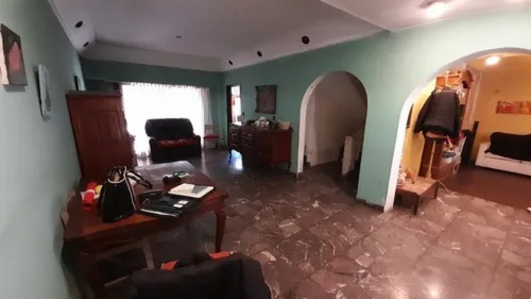 Venta - Robusta Y Solida Casa En Lindo Barrio 3 Dormitorios Jardin Cochera Varios Vehiculos