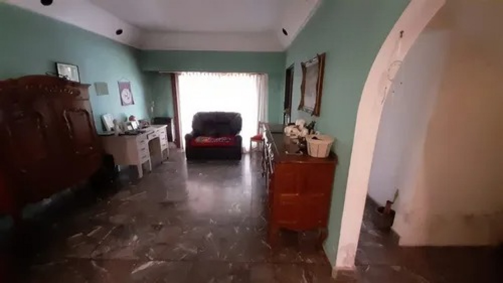 Venta - Robusta Y Solida Casa En Lindo Barrio 3 Dormitorios Jardin Cochera Varios Vehiculos