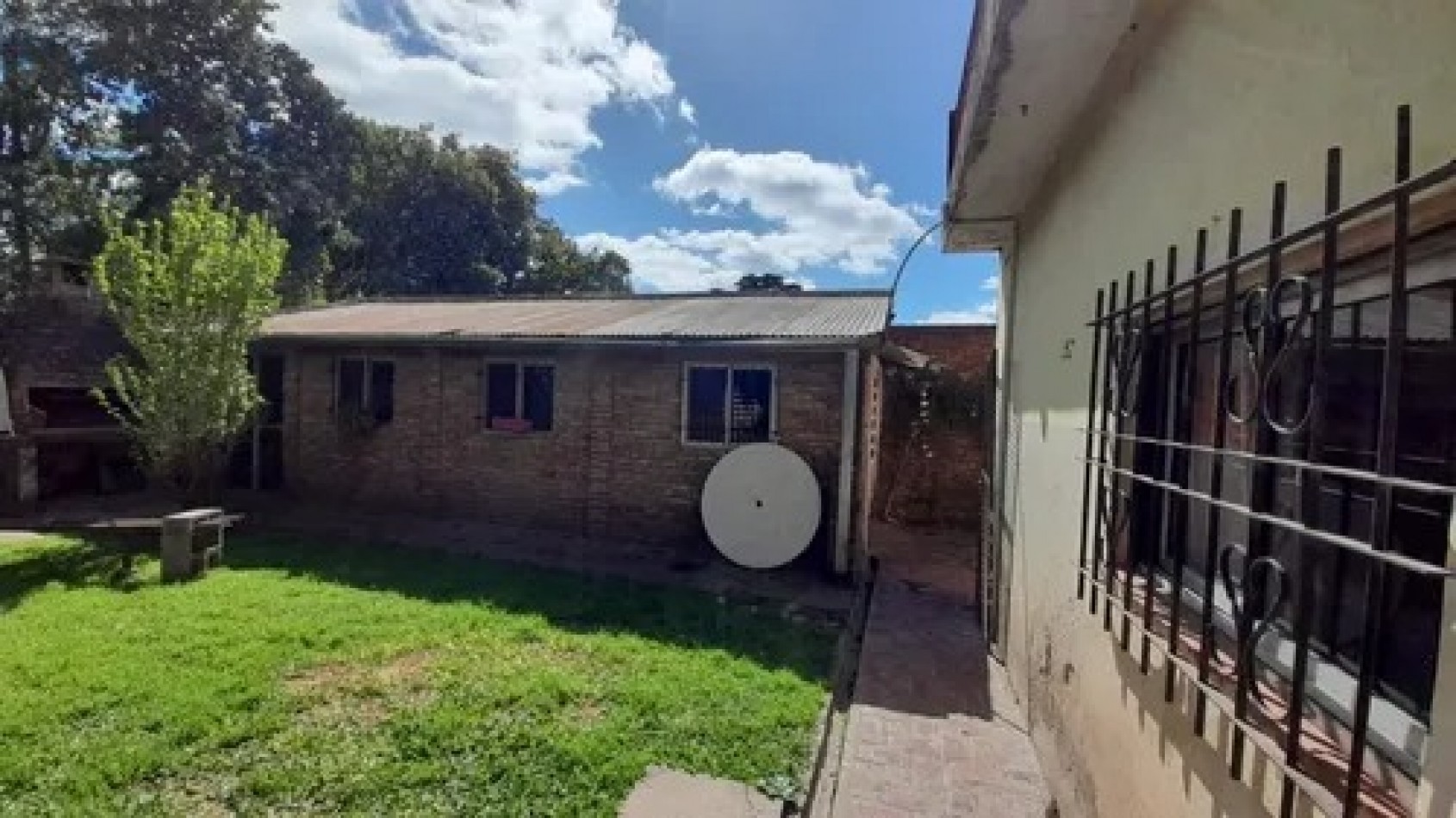 Venta - Robusta Y Solida Casa En Lindo Barrio 3 Dormitorios Jardin Cochera Varios Vehiculos