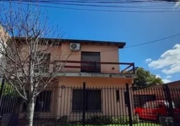 Venta - Robusta Y Solida Casa En Lindo Barrio 3 Dormitorios Jardin Cochera Varios Vehiculos